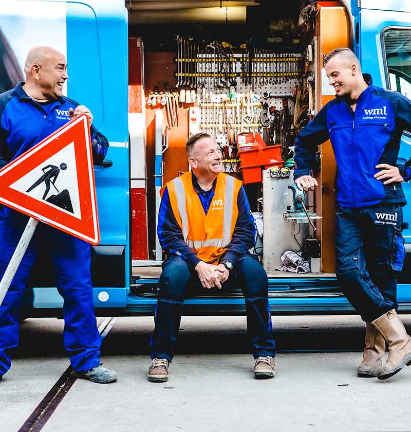 Afbeelding van monteurs bij bus van WML